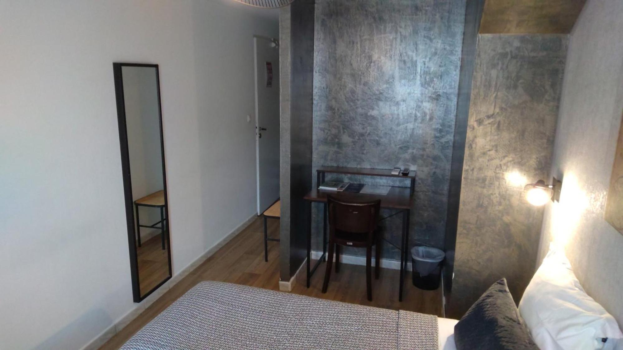 Logis Hotel La Cle Des Songes Пиерфу-дю-Вар Екстериор снимка