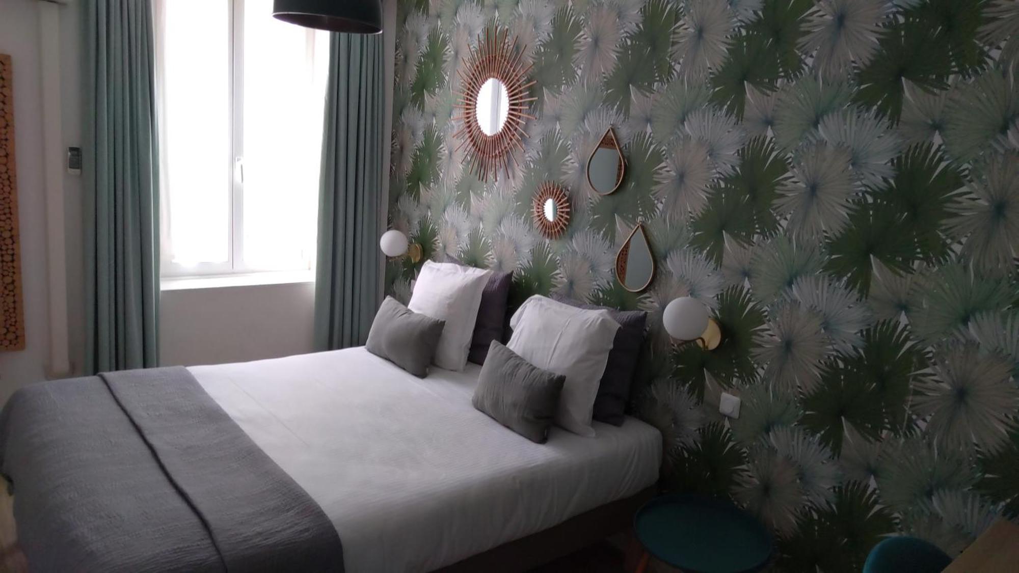 Logis Hotel La Cle Des Songes Пиерфу-дю-Вар Екстериор снимка